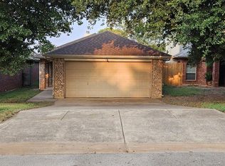 704 Stribling Cir, Azle, TX 76020