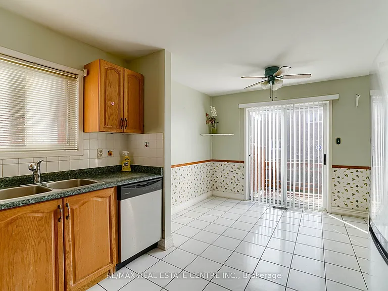 3725 Althorpe Cir N — Photo 16