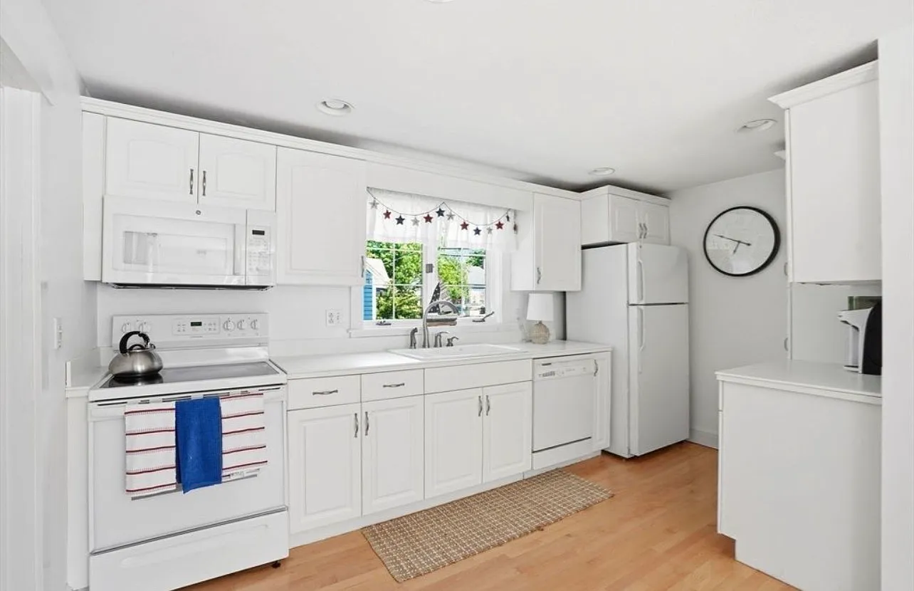 3 bed, $3,000 — Photo 2