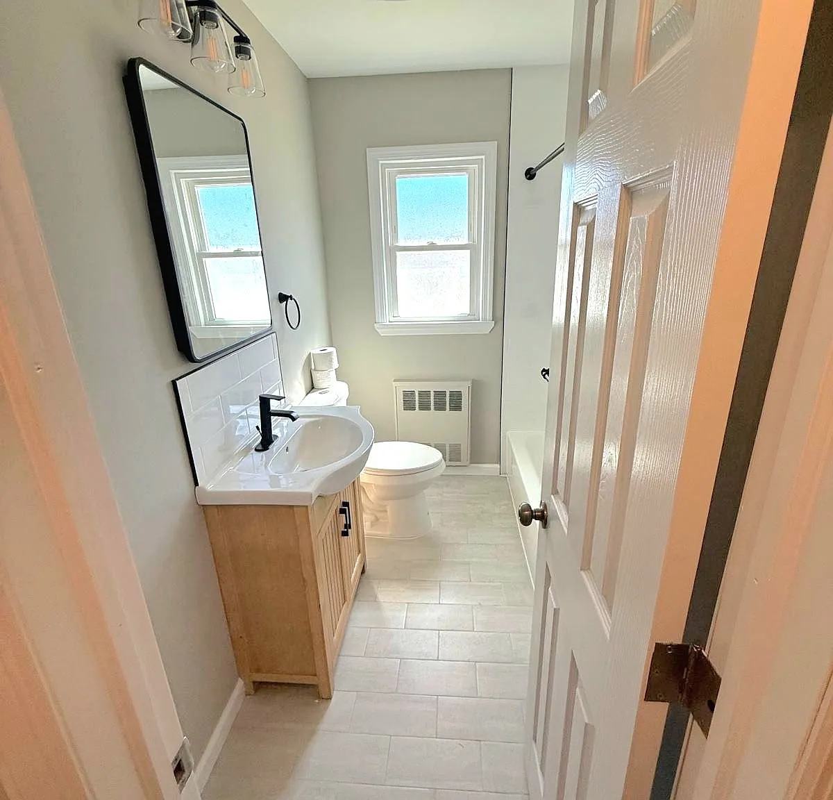 3 bed, 1.0 bath, 1100 sqft, $4,300 — Photo 3