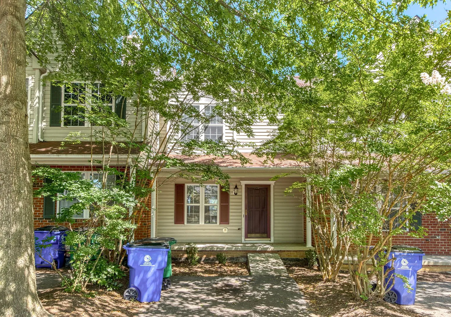 3 bed / 3 bath. Parking. Pet Friendly. — Photo 1