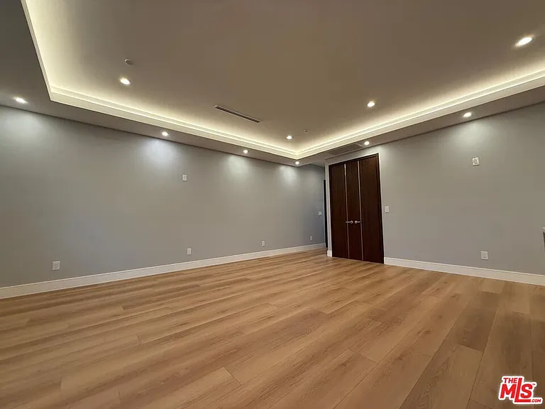 6530 Varna Ave — Photo 10