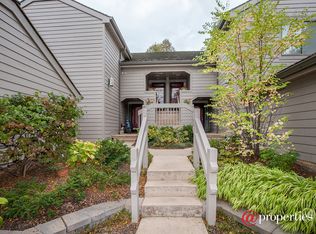 373 Oak Hill Rd APT B, Lake Barrington, IL 60010