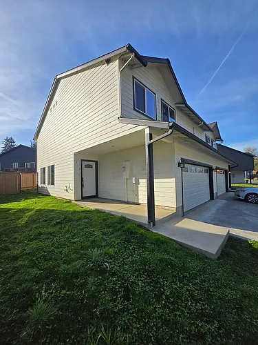 213 Oak St Photo 1