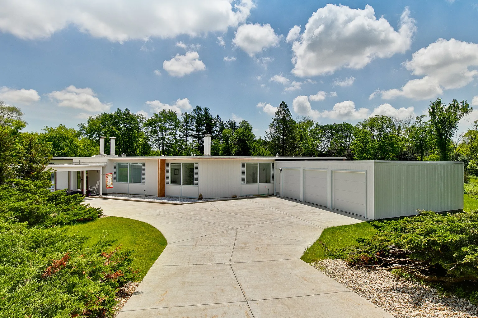 25597 W Drake Rd photo 1