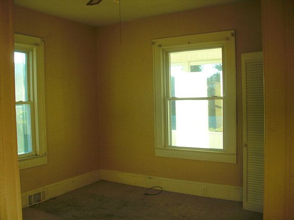 3rd image of 228 Waugh Dr