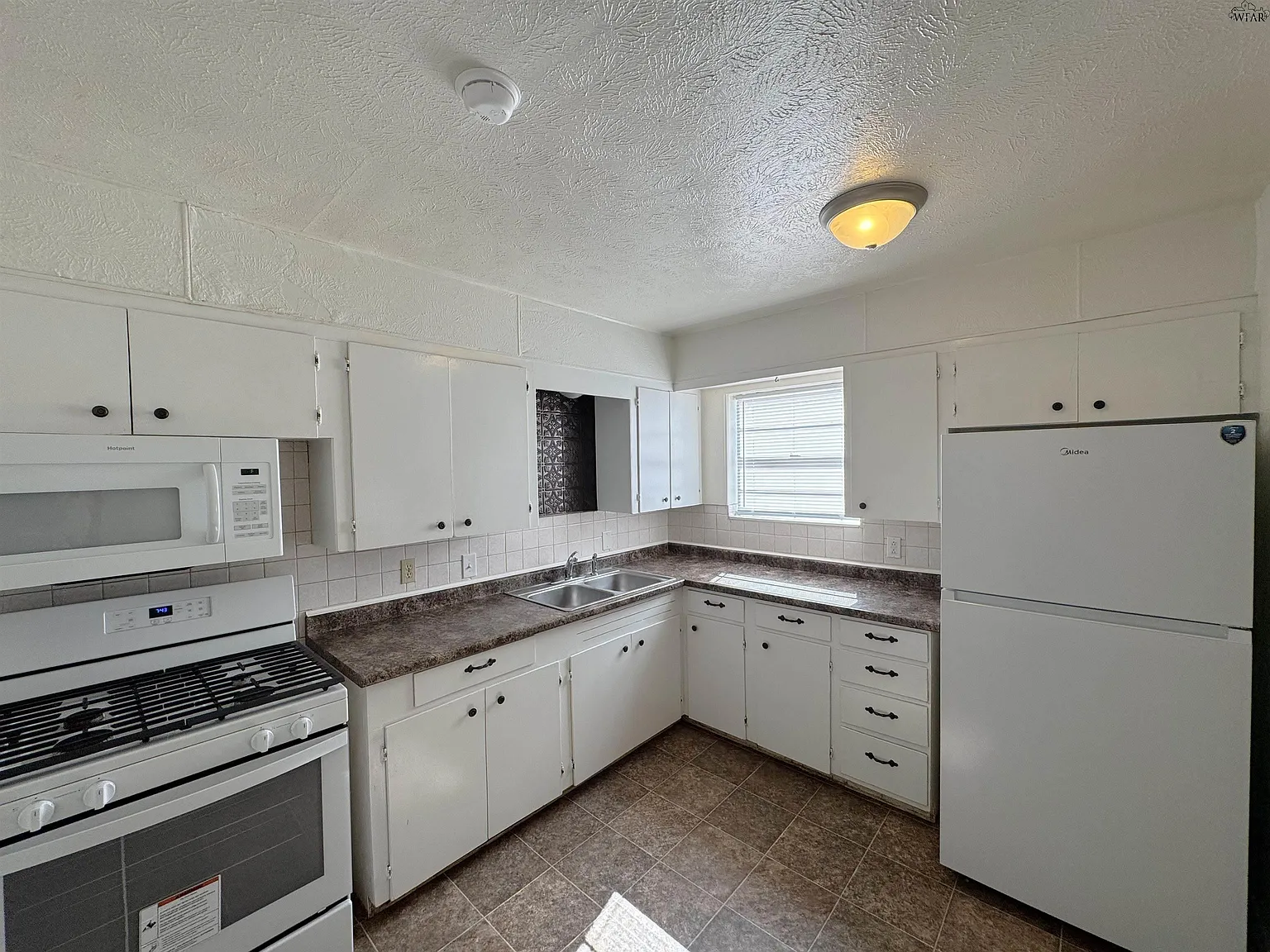 3 bed, 2.0 bath, 1038 sqft, $1,250 — Photo 4