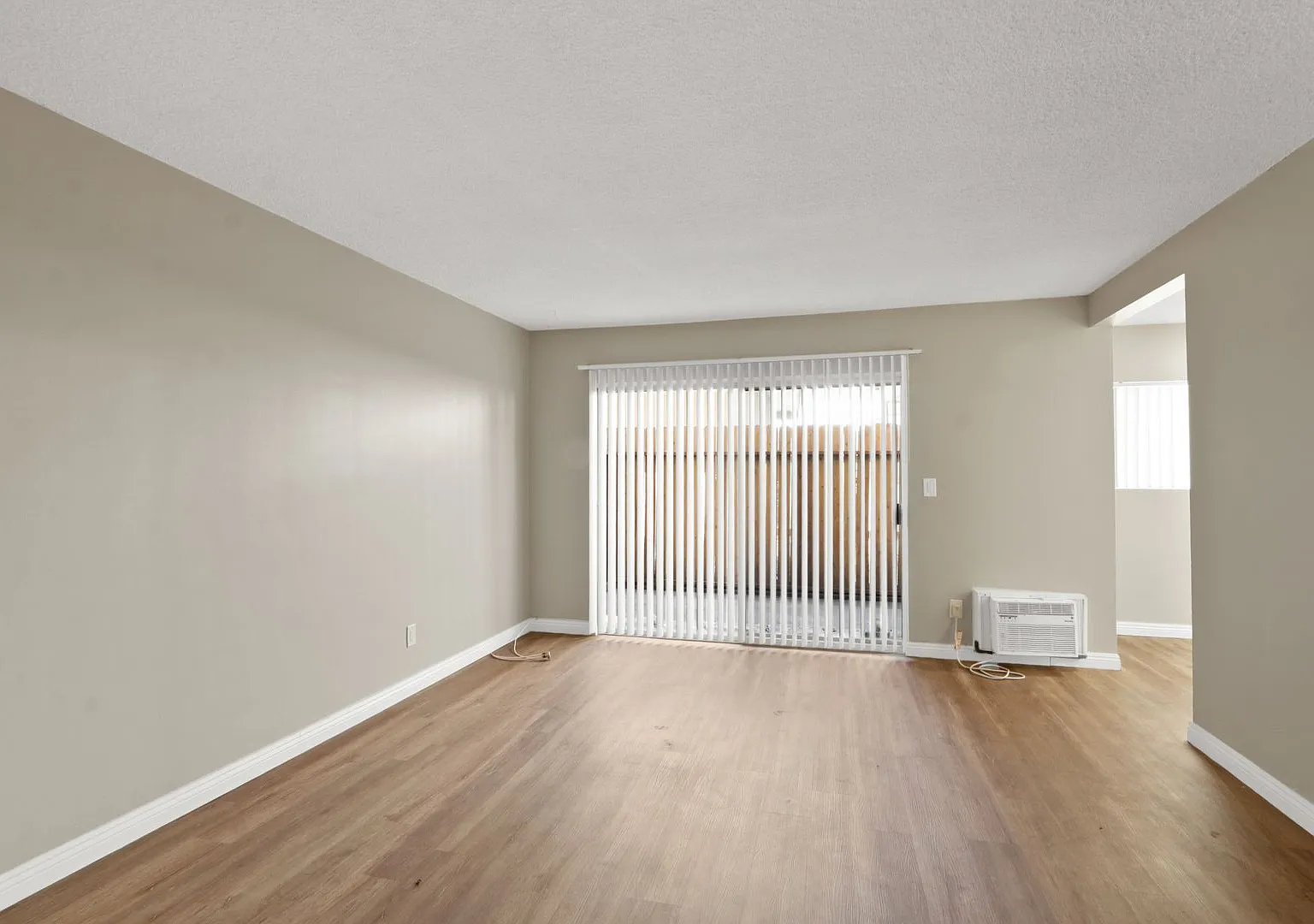 Suzanne Apartments — Photo 2
