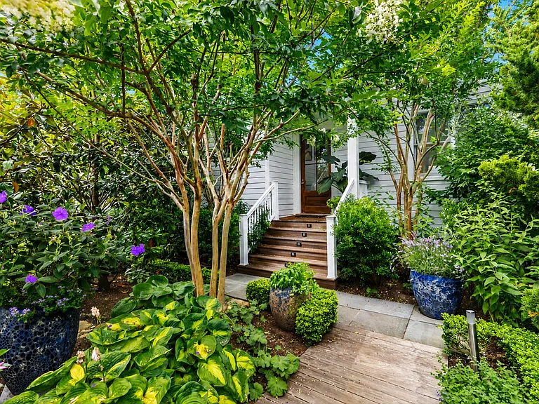 25 Hampton Rd — Photo 3