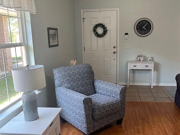 2nd image of 932 Beaumont Sq