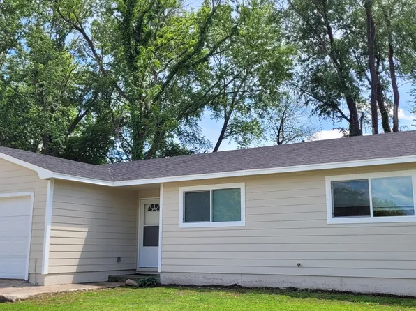 408 E 4th Pl, Grove, OK 74344