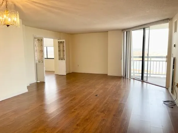 1338 Harmon Cove Tower, Secaucus, NJ 07094