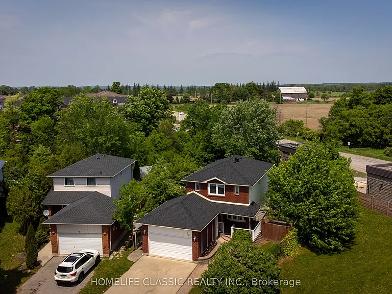 32 Rosenfeld Dr — Photo 2