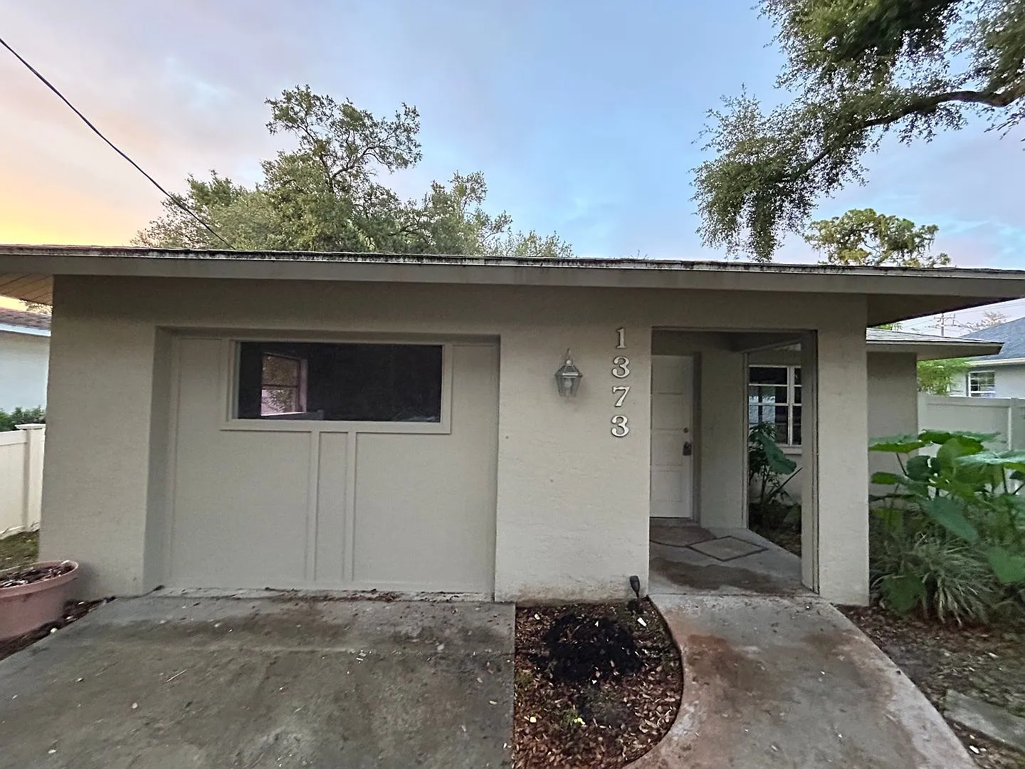 4/2 Home conveniently located in Sarasota near Beaches, Jungle Gardens, Airport & Downtown! — Photo 1