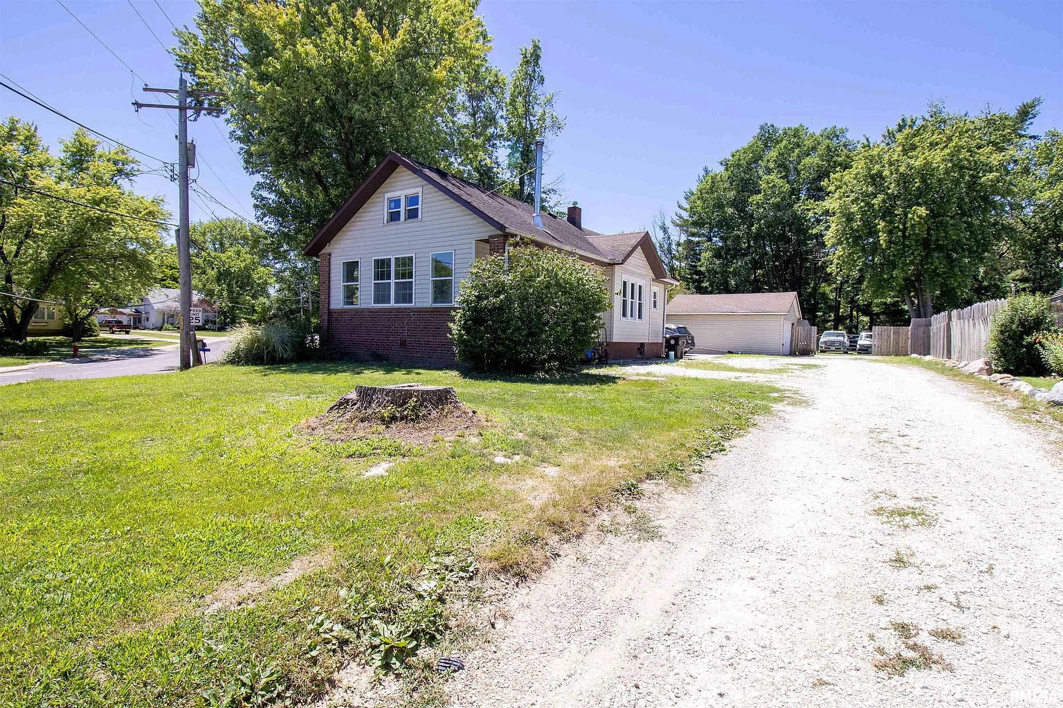 825 Pekin Ave photo 1