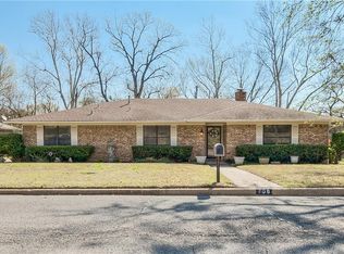 708 Holland Dr, Denison, TX 75020