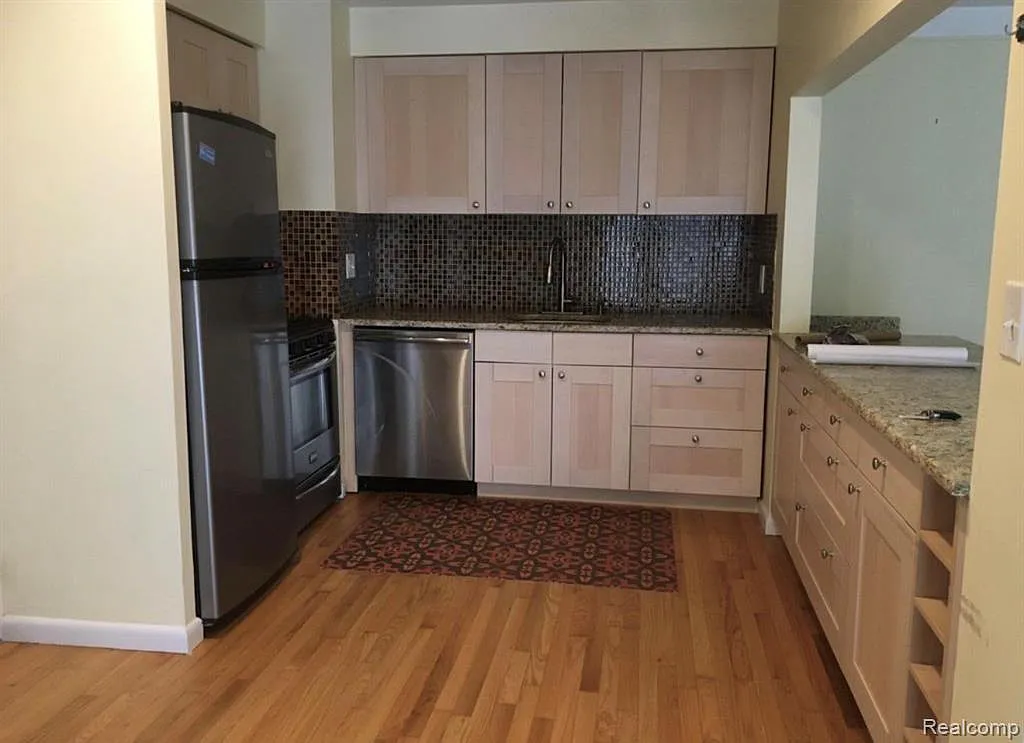 2 bed, 1.0 bath, 871 sqft, $2,000 — Photo 2