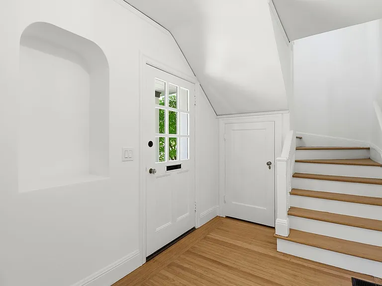 Entry/Stairwell