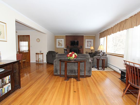3rd image of 2403 Evergreen St
