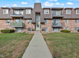 412 Riviera Dr, Saint Clair Shores, MI 48080