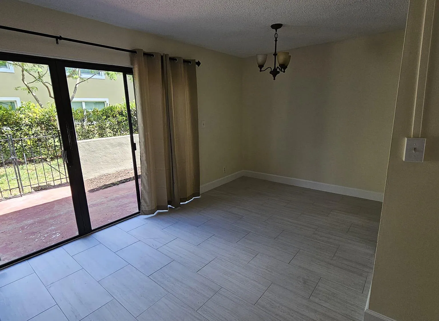 2 bed, 1.5 bath, 1099 sqft, $1,900 — Photo 2