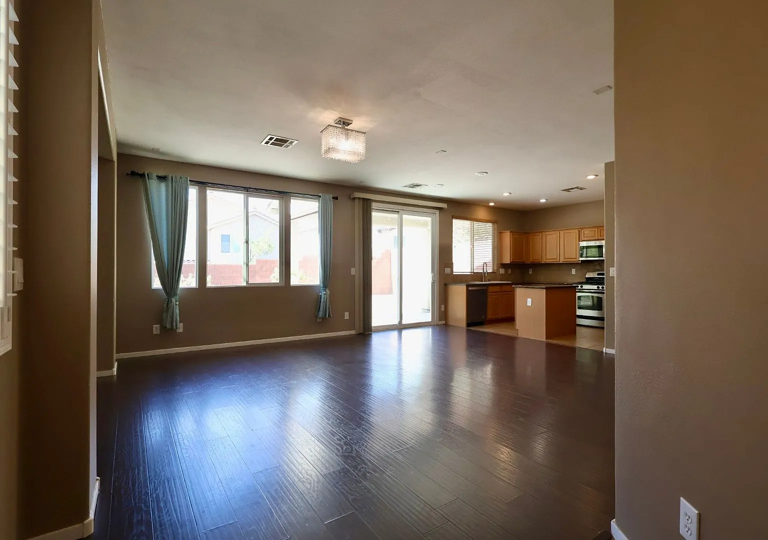 Beautiful 2-story Home in Providence! — Photo 3
