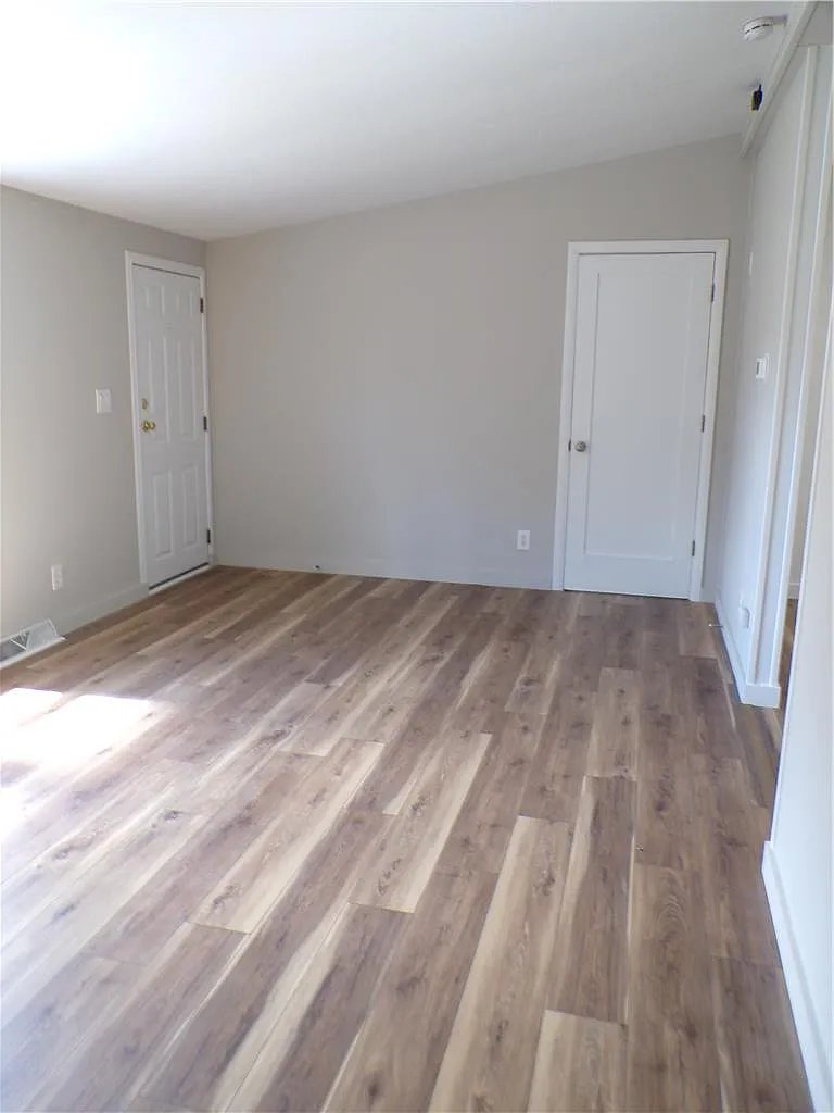 3 bed, 2.0 bath, 920 sqft, $2,000 — Photo 3