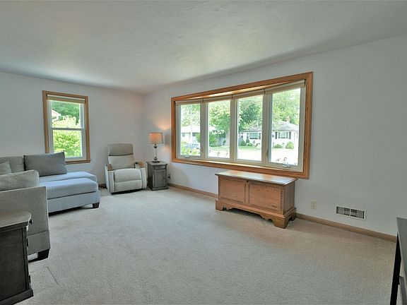 4th image of 1217 Langlade Ave