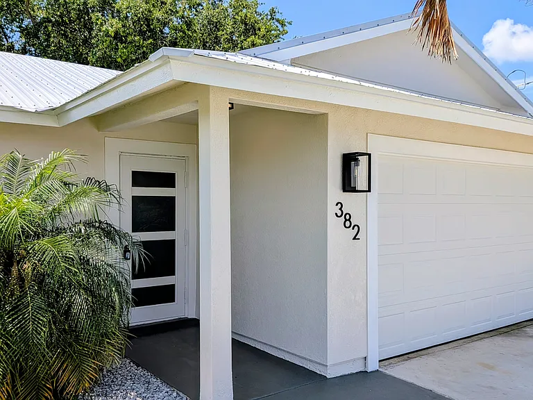 382 SW Voltair Ter — Photo 1