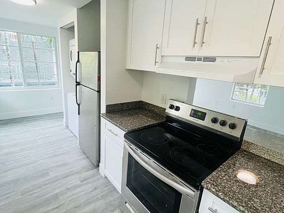 5th image of 952 Bay Dr #5