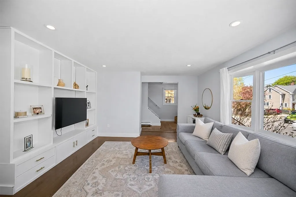 4 bed, 2.5 bath, 2347 sqft, $5,000 — Photo 3