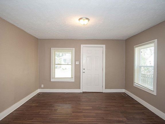 3rd image of 3725 N Kenwood Ave