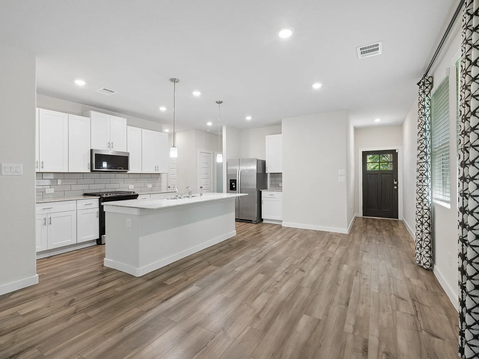3 bed, 1414 sqft, $2,360 — Photo 3