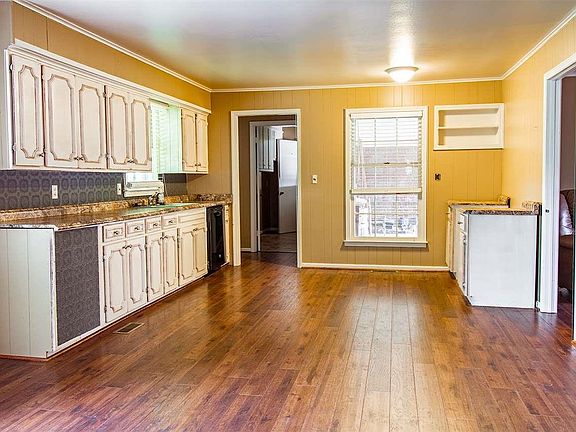 3rd image of 450 Meadowlawn Dr