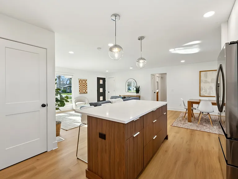 816 Victoria Dr — Photo 14