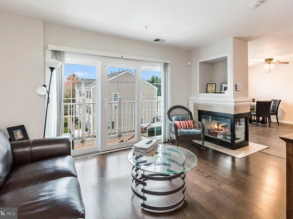 8166 Cockburn Ct APT 301, Lorton, VA 22079