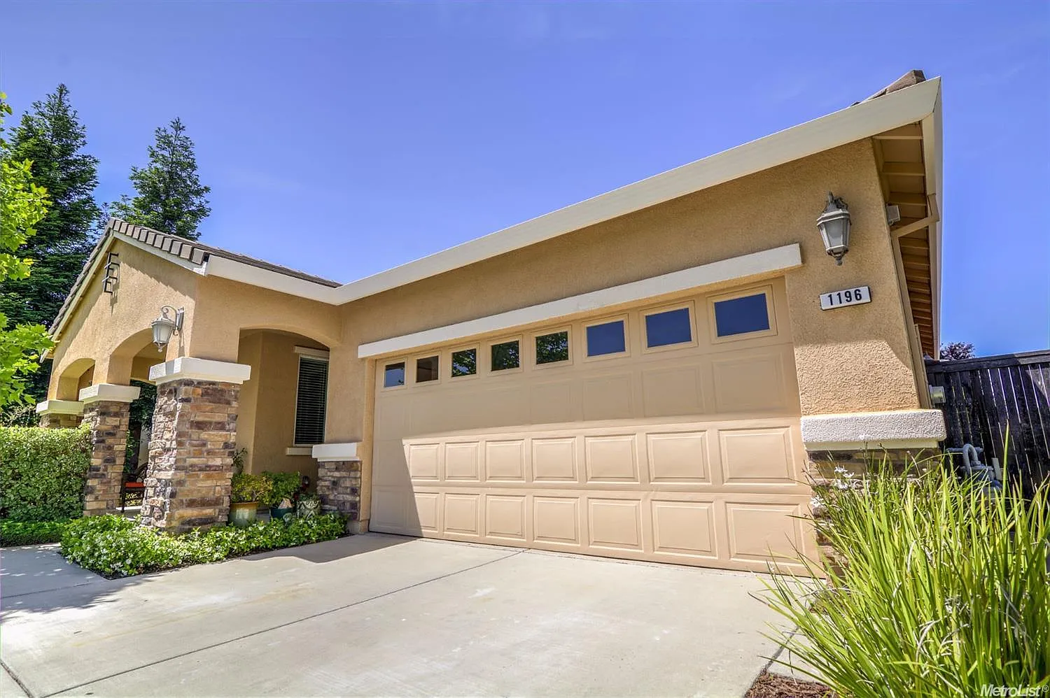 1196 Ashford Ln photo 1