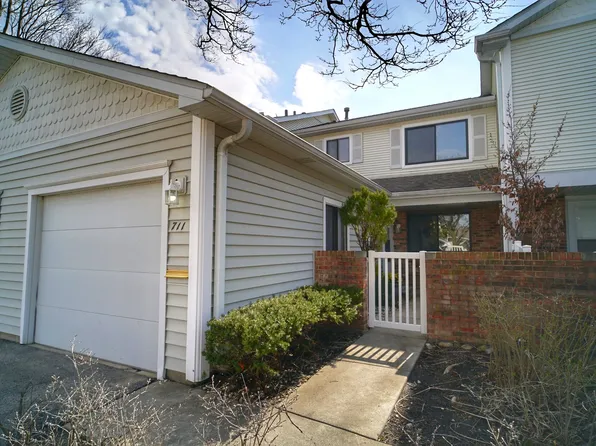 711 Mariner Pt, Schaumburg, IL 60194