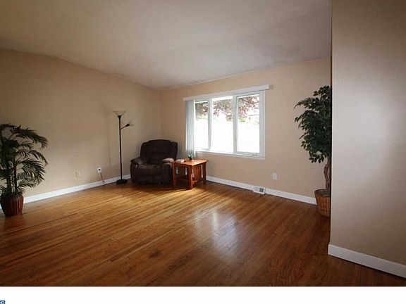 3rd image of 137 Brentwood Dr