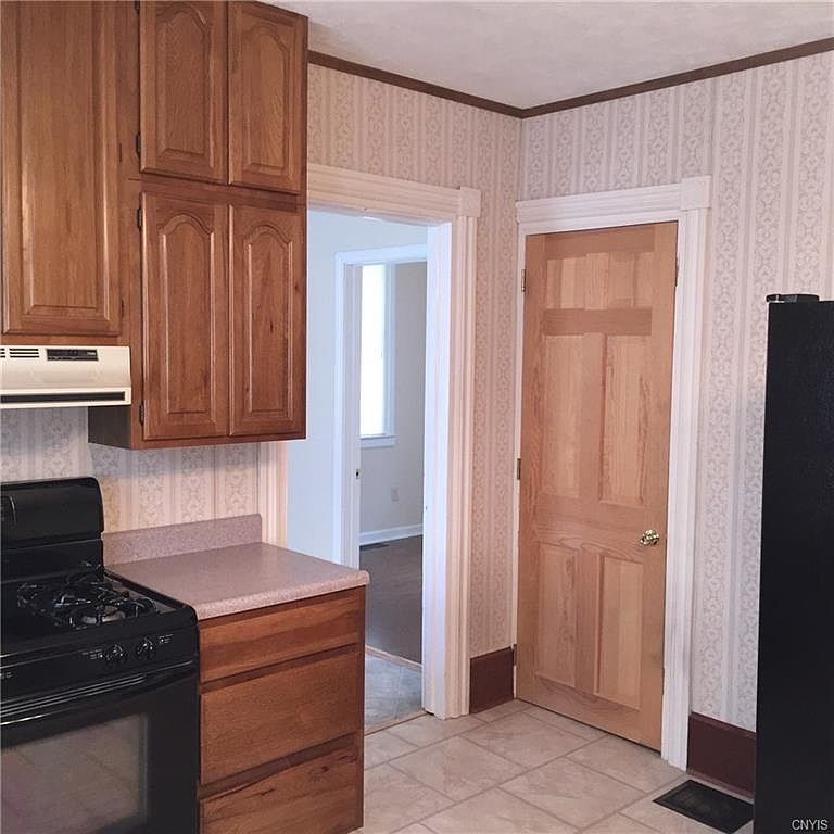 c. 1880 Charming 4Bedroom House For Sale in Oswego, NY. Under 100K