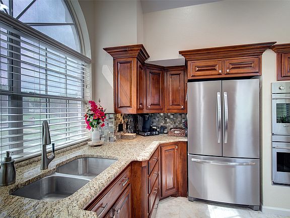 4th image of 11 Lakeway Dr