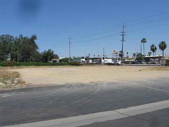 3rd image of 2885 E Jensen Ave