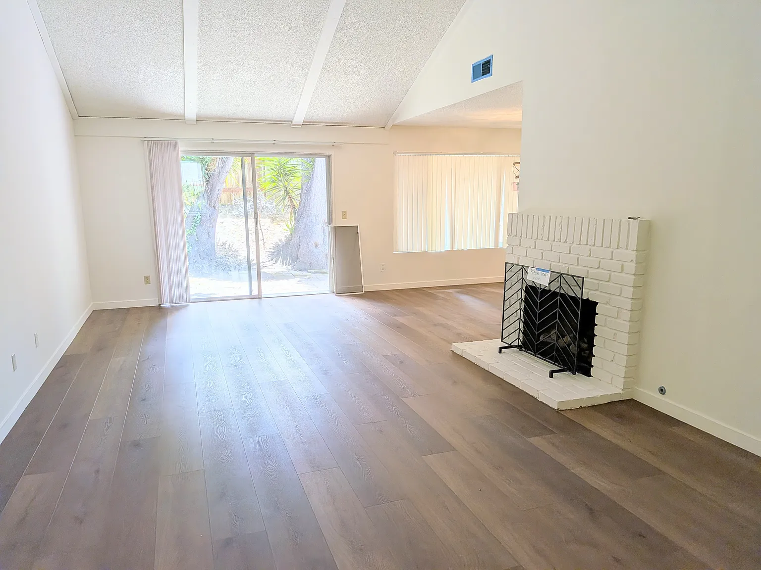 4 bed, 2.5 bath, 1988 sqft, $5,500 — Photo 2