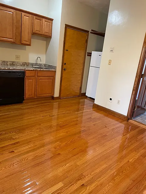 3 bed, 800 sqft, $3,700 — Photo 4