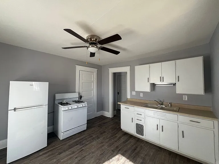 2415 Farnam St — Photo 3