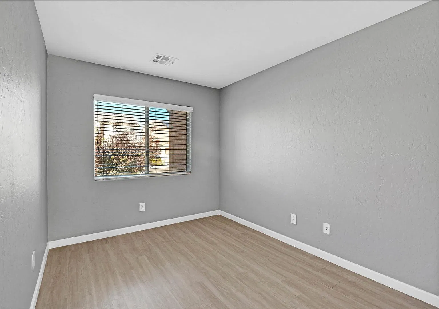 Beautifully Renovated 4-Bedroom Southwest Home with Den — Photo 3