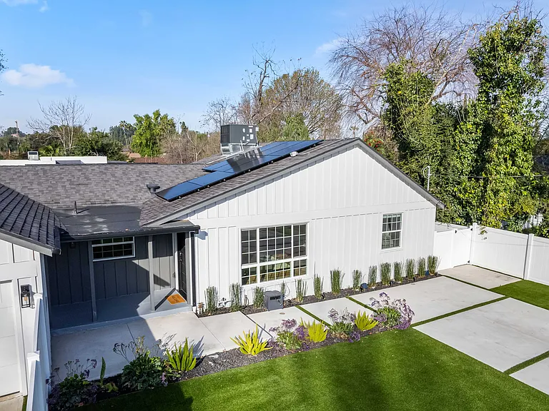 5827 Jumilla Ave — Photo 3