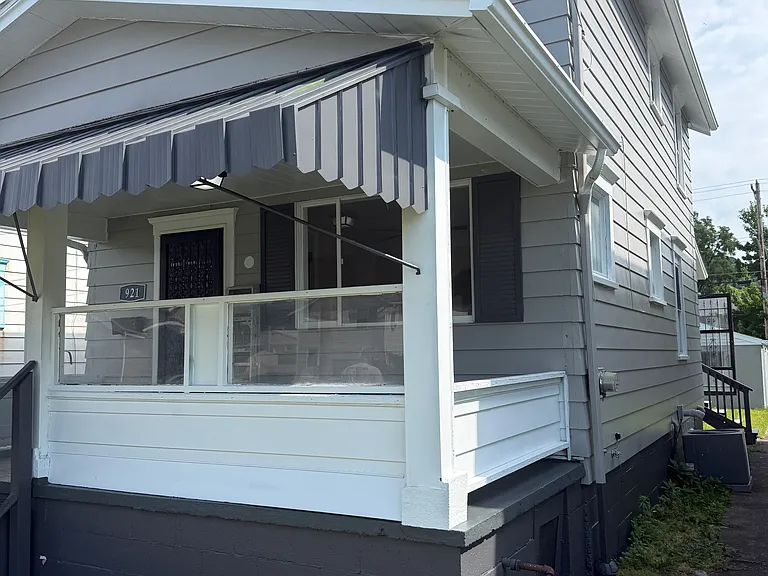 921 1st Ave — Photo 21