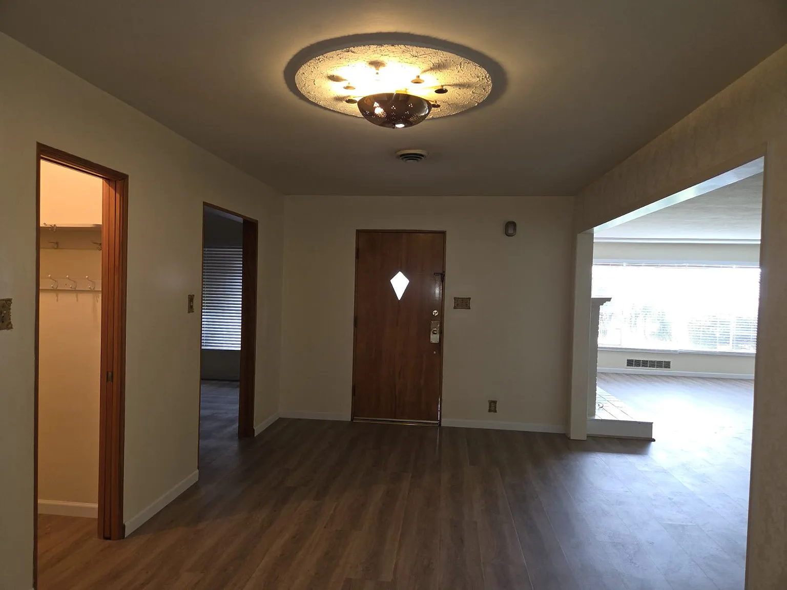 4 bed, 2.5 bath, 3636 sqft, $2,900 — Photo 2