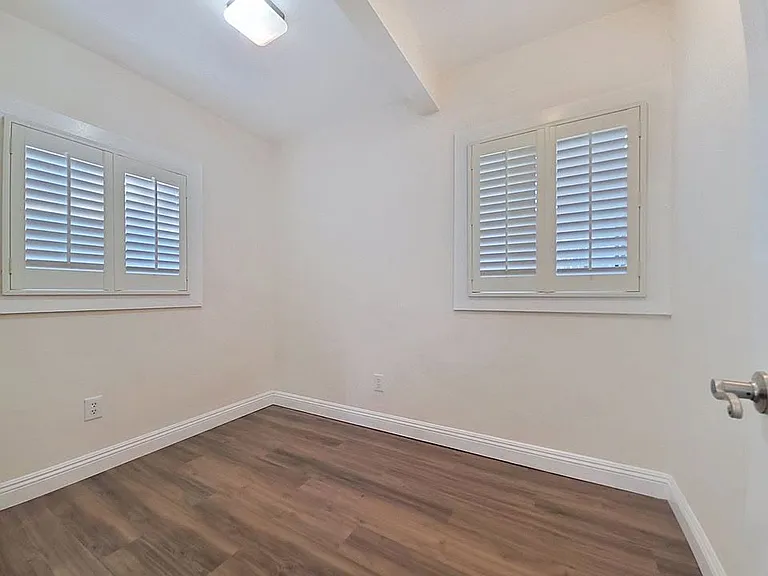 3819 S Van Ness Ave — Photo 19